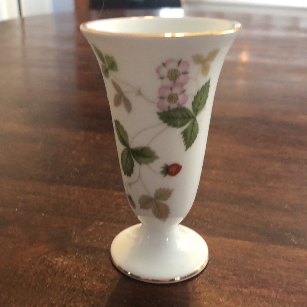WEDGWOOD WILD STRAWBERRY FOOTED BONE CHINA 4” VASE
